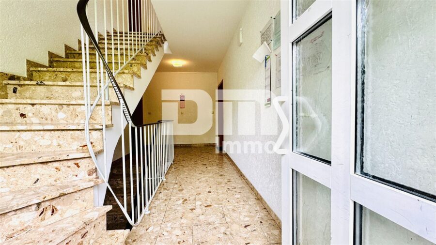 Hochwertig sanierte, ebenerdige Dreizimmerwohnung im EG mit Loggia + PKW-Stellplatz - Haupteingang / Ebenerdiger Zugang